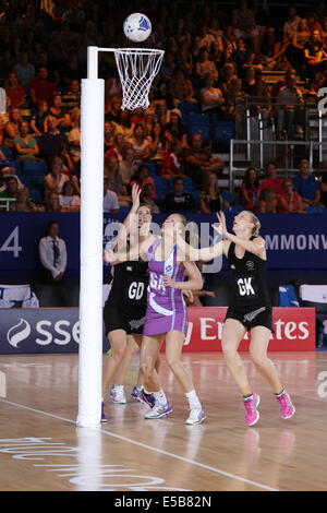 SECC, Glasgow, Scozia, Regno Unito, sabato, 26 luglio 2014. I giocatori della Scozia e della Nuova Zelanda si contendono per la palla durante il loro Netball Match preliminare che la Nuova Zelanda ha vinto 71-14 ai Giochi del Commonwealth di Glasgow 2014 Foto Stock