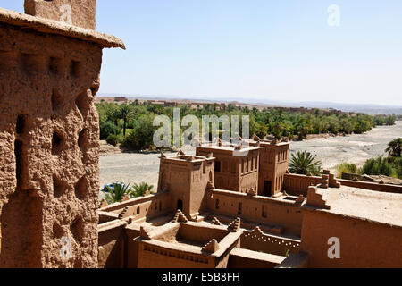 Kasbah Amerhidil,xvii secolo fort che compare su 50-dirham nota,Bastioni il letto asciutto del fiume,12 Secolo palmeti,Skoura,Marocco Foto Stock