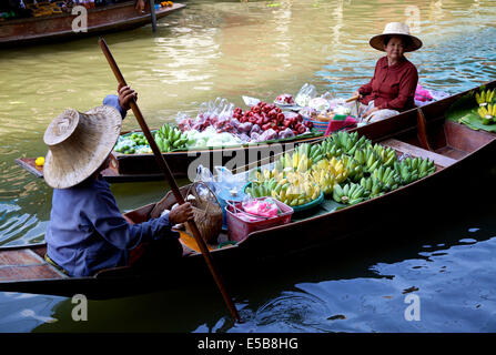 Thailandia, Sud-est asiatico, Mercato Galleggiante di Damnoen Saduak vicino a Bangkok. Le donne vendono frutti, banane e verdure Foto Stock