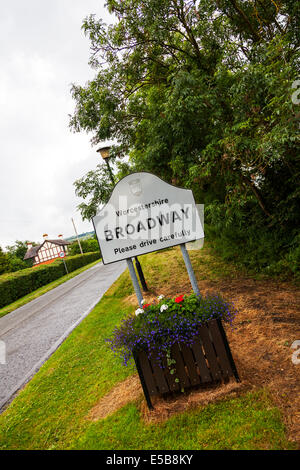 Il villaggio di Broadway road sign Cotswolds Hereford & Worcester, England, Regno Unito, Europa Foto Stock