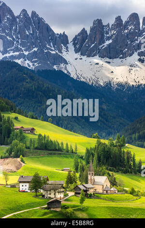 Le Odle picchi di montagna e la chiesa di Santa Maddalena sono i simboli della Val di Funes Foto Stock