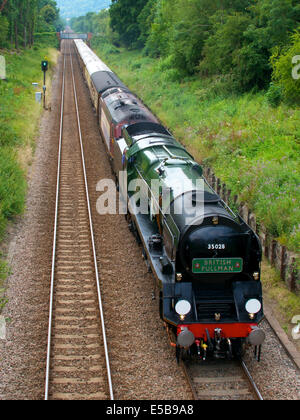 Reigate, Surrey, Regno Unito. 26 Luglio, 2014. Il Belmond British Pullman VS Orient Express locomotiva a vapore BR(S) Marina Mercantile Clan Classe Linea 4-6-2 n. 35028 velocità attraverso le colline del Surrey, 1455hrs sabato 26 luglio 2014 lungo il tragitto per la stazione di London Victoria. Credito: Foto di Lindsay Constable / Alamy Live News Foto Stock