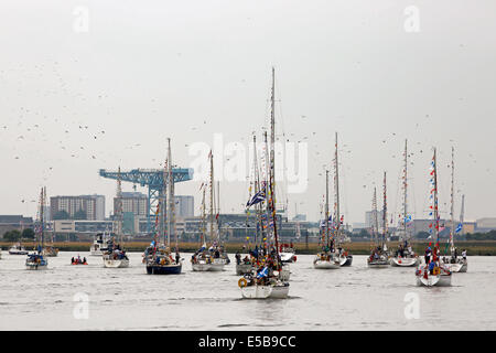 Glasgow, Scotland, Regno Unito. 26 Luglio, 2014. Una flottiglia di circa 250 piccoli yacht e barche salpare da James Watt Docks in Greenock e navigò fino al fiume Clyde, per ormeggio al Pacific Quay nel centro della città di Glasgow in occasione della celebrazione del XX Giochi del Commonwealth che si terrà in quella città. Essa è stata considerata la più grande flotta di imbarcazioni che abbiano mai preso questo viaggio. La vela si concluderà con un soggiorno di una notte in Pacific Quay. Credito: Findlay/Alamy Live News Foto Stock