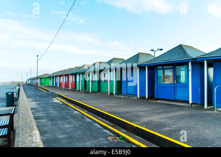 Sutton sul mare spiaggia chalet spogliatoi baracche di legno edifici Lincolnshire UK Inghilterra Beach, Rifugi, costa, Sandilands, Prom Foto Stock