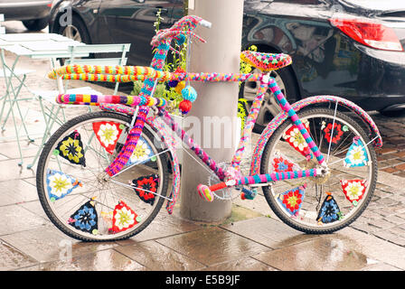 Una bicicletta rivestito in maglia di filati o di bombardamento in Hoylake Foto Stock