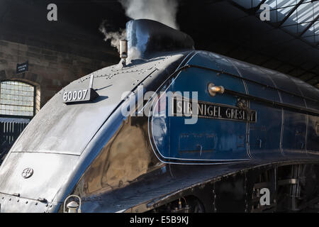 Classe LNER una locomotiva4 'Sir Nigel Gresley', azionati dal North Yorkshire Moors Railway, a Pickering station Foto Stock