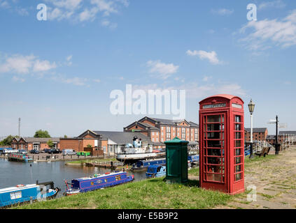 Red K6 nella casella Telefono da Shropshire Union Canal a National Waterways Museum Ellesmere Port Wirral Cheshire England Regno Unito Gran Bretagna Foto Stock