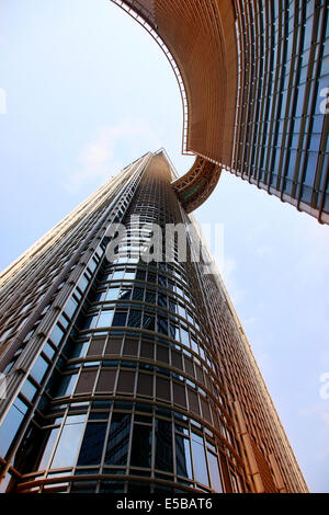 HONG KONG, CINA - 29 Marzo: L'hotel Nina et Convention Centre di Hong Kong è un hotel a 5 stelle si compone di 2 torri - 42 piani di un Foto Stock