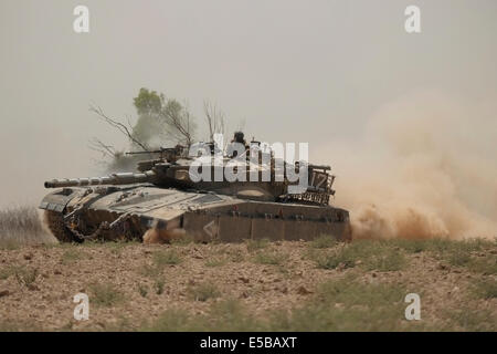 Un serbatoio di Merkava dell'esercito israeliano la manovra vicino al confine con il nord della striscia di Gaza in Israele Foto Stock