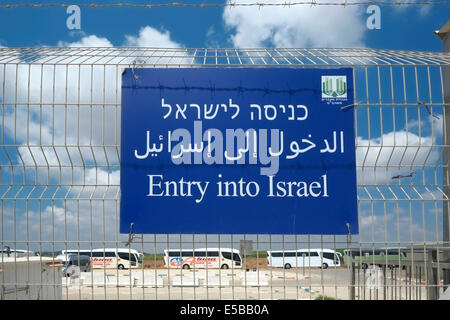 Un cartello che recita Entry in Israel al valico di frontiera di Erez anche Beit Hanoun Crossing sul confine Gaza-Israele all'estremità settentrionale della striscia di Gaza. Foto Stock
