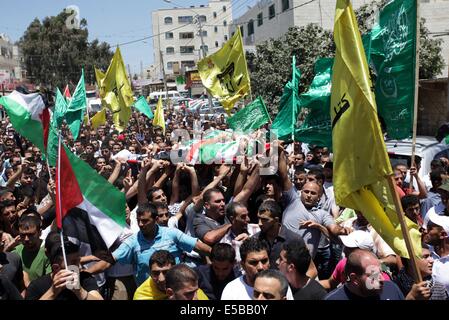 (140726) -- NABLUS, luglio 26, 2014 (Xinhua) -- palestinesi portano i corpi di Tayyeb Shehada, 21 e Mohammed Odeh, 22, di cui i medici hanno detto sono stati uccisi durante gli scontri con le truppe israeliane venerdì durante i funerali in Cisgiordania città di Hawara vicino a Nablus, 26 luglio 2014. I medici hanno detto otto palestinesi sono stati uccisi in scontri nei pressi della Cisgiordania città di Nablus e Hebron venerdì dopo le proteste contro Israele dell operazione militare nella striscia di Gaza. (Xinhua/Ayman Nobani) Foto Stock