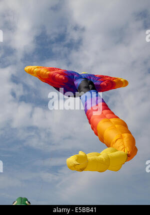 Lytham St Annes, Blackpool, 26 luglio, 2014. Contrassegnare Bowlas (Manta Ray) dalla Nuova Zelanda al St. Annes kite festival. I cieli sopra di St Annes lungomare sono stati inondati di colore come favoloso display aquiloni ha preso all'aria sulla spiaggia adiacente al molo. La manifestazione ha ospitato a linea singola aquiloni di tutte le forme e dimensioni, comprese le vacche volanti, mante, midi Manta ray soft kite, insieme a 2 linea e 4-line stunt kites. Foto Stock