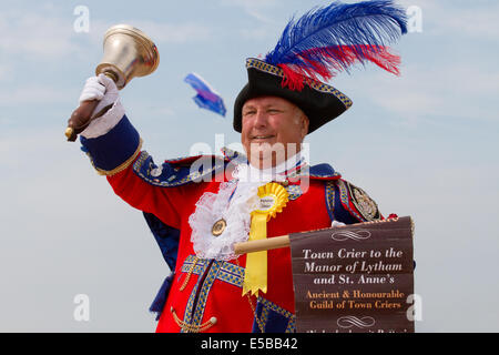 Lytham St Annes, Blackpool, 26 luglio, 2014. Town Crier, signor Colin Ballard proclamando al St. Annes kite festival. I cieli sopra di St Anne's lungomare sono stati inondati di colore come favoloso display aquiloni ha preso all'aria sulla spiaggia adiacente al molo. Foto Stock