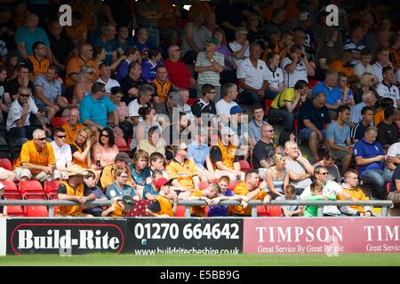 Crewe, Regno Unito. 26 Luglio, 2014. La pre stagione amichevole. Crewe Alexandra rispetto a Wolverhampton Wanderers. Ventole di lupi nel sole. © Azione Sport Plus/Alamy Live News Foto Stock