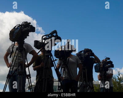 TV notizie cameraman che copre un evento Foto Stock