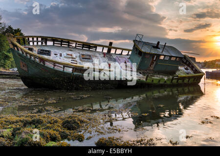 Un vecchio peschereccio naufragato sulla riva a Plympton in Plymouth, Devon. Foto Stock