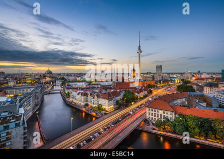 Berlino, Germania skyline della citta' al tramonto. Foto Stock