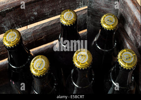 Casse di legno con Trappist Westvleteren° / 10,2% bottiglie, migliore birra nel mondo, prodotta in San Sisto Abbey, Belgio Foto Stock