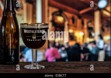 Vetro con trappist Westvleteren - La migliore birra al mondo, prodotta nel Sint-Sixtusabdij / Abbazia di San Sisto, Belgio Foto Stock