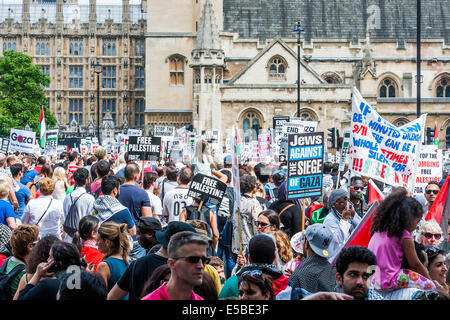 Londra, Regno Unito. 26 Luglio, 2014. Arrestare il 'massacre' nella Striscia di Gaza la protesta. Una manifestazione denominata da: Fermare la guerra di coalizione, Palestina Campagna di solidarietà, la Campagna per il disarmo nucleare, Amici di Al Aqsa, musulmano britannico, iniziativa associazione musulmana della Gran Bretagna, Forum palestinese in Gran Bretagna. Essi assemblati presso l'Ambasciata di Israele e hanno marciato al Parlamento. Hanno chiamato per 'Israele il bombardamento e l uccisione di fermata e ora per David Cameron a smettere di sostenere israeliano di crimini di guerra". Londra, 26 luglio 2014. Credito: Guy Bell/Alamy Live News Foto Stock