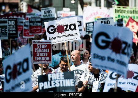 Londra, Regno Unito. 26 Luglio, 2014. Arrestare il 'massacre' nella Striscia di Gaza la protesta. Una manifestazione denominata da: Fermare la guerra di coalizione, Palestina Campagna di solidarietà, la Campagna per il disarmo nucleare, Amici di Al Aqsa, musulmano britannico, iniziativa associazione musulmana della Gran Bretagna, Forum palestinese in Gran Bretagna. Essi assemblati presso l'Ambasciata di Israele e hanno marciato al Parlamento. Hanno chiamato per 'Israele il bombardamento e l uccisione di fermata e ora per David Cameron a smettere di sostenere israeliano di crimini di guerra". Londra, 26 luglio 2014. Credito: Guy Bell/Alamy Live News Foto Stock