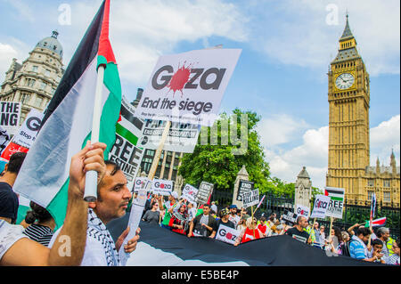 Londra, Regno Unito. 26 Luglio, 2014. Arrestare il 'massacre' nella Striscia di Gaza la protesta. Una manifestazione denominata da: Fermare la guerra di coalizione, Palestina Campagna di solidarietà, la Campagna per il disarmo nucleare, Amici di Al Aqsa, musulmano britannico, iniziativa associazione musulmana della Gran Bretagna, Forum palestinese in Gran Bretagna. Essi assemblati presso l'Ambasciata di Israele e hanno marciato al Parlamento. Hanno chiamato per 'Israele il bombardamento e l uccisione di fermata e ora per David Cameron a smettere di sostenere israeliano di crimini di guerra". Londra, 26 luglio 2014. Credito: Guy Bell/Alamy Live News Foto Stock