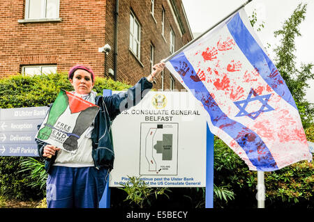 Belfast, Irlanda del Nord. 26 lug 2014 - Una giovane donna onde una bandiera israeliana che ha handprints rosso su di esso simboleggia la macchie di sangue. Credito: Stephen Barnes/Alamy Live News Foto Stock