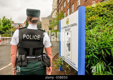 Belfast, Irlanda del Nord. 26 lug 2014 - una femmina di funzionario di polizia custodisce la parte anteriore dell'U.S. Consolato generale Credito: Stephen Barnes/Alamy Live News Foto Stock