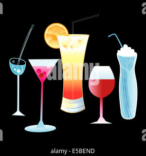 Luminose gustosi cocktail alcolico e un bicchiere di vino su uno sfondo nero Foto Stock