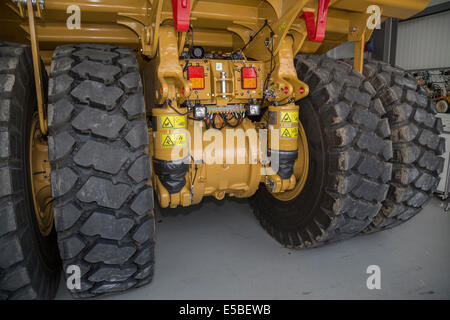 L' immagine di un grande giallo Autocarro con pianale di scarico Foto Stock