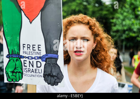 Belfast, Irlanda del Nord. 26 lug 2014 - Una giovane donna irlandese contiene un poster per chiamate "libera la Palestina. Fine occupazione Israeliana' al pro-sguardo/anti-Israeliano protesta rally Credit: stephen Barnes/Alamy Live News Foto Stock