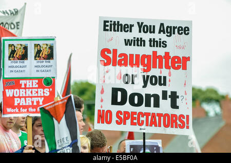 Belfast, Irlanda del Nord. 26 lug 2014 - un manifestante sorregge un poster che dice 'o d'accordo con questo massacro. O non lo è. No spettatori!' in corrispondenza di un pro-sguardo/anti-Israeliano protesta rally Credit: stephen Barnes/Alamy Live News Foto Stock