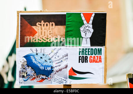 Belfast, Irlanda del Nord. 26 lug 2014 - un manifestante sorregge un poster che dice 'Stop il massacro. Libertà per Gaza' in corrispondenza di un pro-sguardo/anti-Israeliano protesta rally Credit: stephen Barnes/Alamy Live News Foto Stock