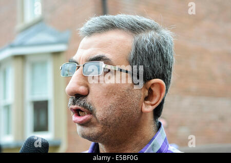 Belfast, Irlanda del Nord. 26 lug 2014 - Dr Raied Al-Wazzan da Belfast Centro Islamico parla di un pro-sguardo/anti-Israeliano protesta al rally di Stati Uniti Consolato generale Credito: Stephen Barnes/Alamy Live News Foto Stock