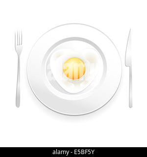 Piastra bianca con uova fritte su uno sfondo bianco con un coltello e forchetta Foto Stock
