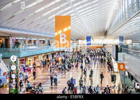 Passeggeri nel Terminal B dell'Aeroporto di Haneda. Foto Stock