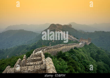 La Grande Muraglia della Cina. Le sezioni non ripristinati a Jinshanling. Foto Stock