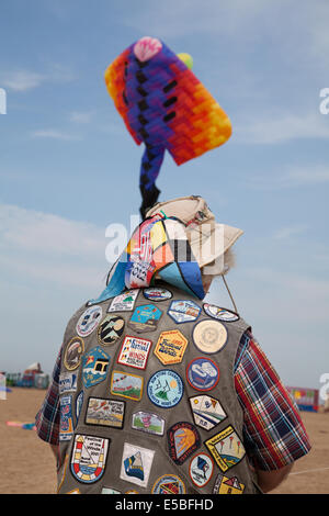 Lytham St Annes, Blackpool, 26 luglio, 2014. Contrassegnare Bowlas con Rainbow Manta Ray gonfiabile a St. Annes kite festival. I cieli sopra di St Annes lungomare sono stati inondati di colore come favoloso display aquiloni ha preso all'aria sulla spiaggia adiacente al molo. La manifestazione ha ospitato a linea singola aquiloni di tutte le forme e dimensioni, comprese le vacche volanti, mante, un gigantesco orso di peluche, cani e persino gli ippopotami insieme con 2 linea e 4-line stunt kites. Credito: Mar fotografico/Alamy Live News. Foto Stock