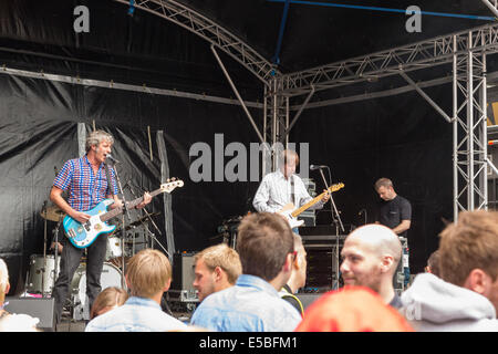 Due chitarristi maschio sul palco a suonare la chitarra elettrica a una folla al Merchant City Festival a Glasgow, Scotland, Regno Unito 2014 Foto Stock