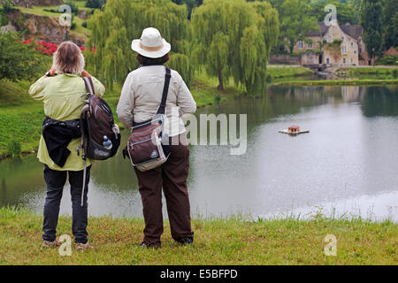 Due donna ammirando le viste al lago di stagno dal castello Falaise, Calvados, Normandia in luglio Foto Stock