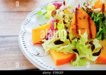 Insalata croccante con pesca, cibo closeup Foto Stock