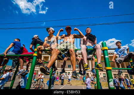 Città di Mosca Giochi 2014 sport festival ha avuto luogo presso la Olympic Sport Luzhniky complessi di Mosca, Russia, Sabato, 26 luglio 2014. L'obiettivo dell'evento è non solo di intrattenere pubblico ma per attirare l attenzione della gente di sport, ad esempio per via di allenamento gli esercizi e per dimostrare i risultati in sport estremi, come pure a promuovere attivo e sano stile di vita tra giovani e anziani, sani e persone disabili. Allenamento la concorrenza internazionale e di esercizi locali. Credito: Alex Immagini/Alamy Live News Foto Stock