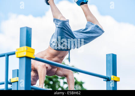 Mosca, Russia. 26 Luglio, 2014. Città di Mosca Giochi 2014 sport festival ha avuto luogo presso la Olympic Sport Luzhniky complessi di Mosca. L'obiettivo dell'evento è non solo di intrattenere pubblico ma per attirare l attenzione della gente di sport, ad esempio per via di allenamento gli esercizi e per dimostrare i risultati in sport estremi, come pure a promuovere attivo e sano stile di vita tra giovani e anziani, sani e persone disabili. Allenamento la concorrenza internazionale e di esercizi locali. Credito: Alex Immagini/Alamy Live News Foto Stock