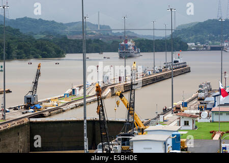 Nave che lascia Miraflores Locks, Panama Canal Foto Stock