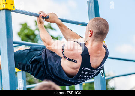 Mosca, Russia. 26 Luglio, 2014. Città di Mosca Giochi 2014 sport festival ha avuto luogo presso la Olympic Sport Luzhniky complessi di Mosca. L'obiettivo dell'evento è non solo di intrattenere pubblico ma per attirare l attenzione della gente di sport, ad esempio per via di allenamento gli esercizi e per dimostrare i risultati in sport estremi, come pure a promuovere attivo e sano stile di vita tra giovani e anziani, sani e persone disabili. Allenamento la concorrenza internazionale e di esercizi locali. Credito: Alex Immagini/Alamy Live News Foto Stock