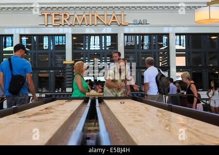 Denver Colorado STATI UNITI D'America - 26 luglio 2014. I visitatori alla Stazione Union play shuffleboard alla barra terminale. Stazione Union apre al pubblico per la prima volta dopo la ristrutturazione è iniziata nel 2008. Credit: Ed Endicott/Alamy Live News Foto Stock