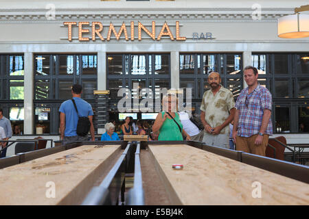 Denver Colorado STATI UNITI D'America - 26 luglio 2014. I visitatori alla Stazione Union play shuffleboard alla barra terminale. La Union Station aperto al pubblico per la prima volta dopo la ristrutturazione è iniziata nel 2008. Credit: Ed Endicott/Alamy Live News Foto Stock