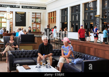 Denver Colorado STATI UNITI D'America - 26 luglio 2014. I viaggiatori di attendere per il loro treno presso il recentemente rinnovato Union Station durante la condivisione di un drink presso il Bar del terminale. La Union Station aperto al pubblico per la prima volta dopo la ristrutturazione è iniziata nel 2008. Credit: Ed Endicott/Alamy Live News Foto Stock