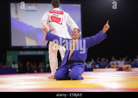 SECC, Glasgow, Scozia, Regno Unito, sabato, 26 luglio 2014. Christopher Sherrington in blu celebra la vittoria dell'oro nella finale JUDO da +100 kg maschile battendo Ruan Snyman in bianco del Sud Africa ai Glasgow 2014 Commonwealth Games Foto Stock