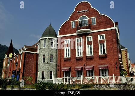 BAI LU TOWN, CINA: una varietà di stili europei edifici si fondono insieme in francese-ispirato village * Foto Stock